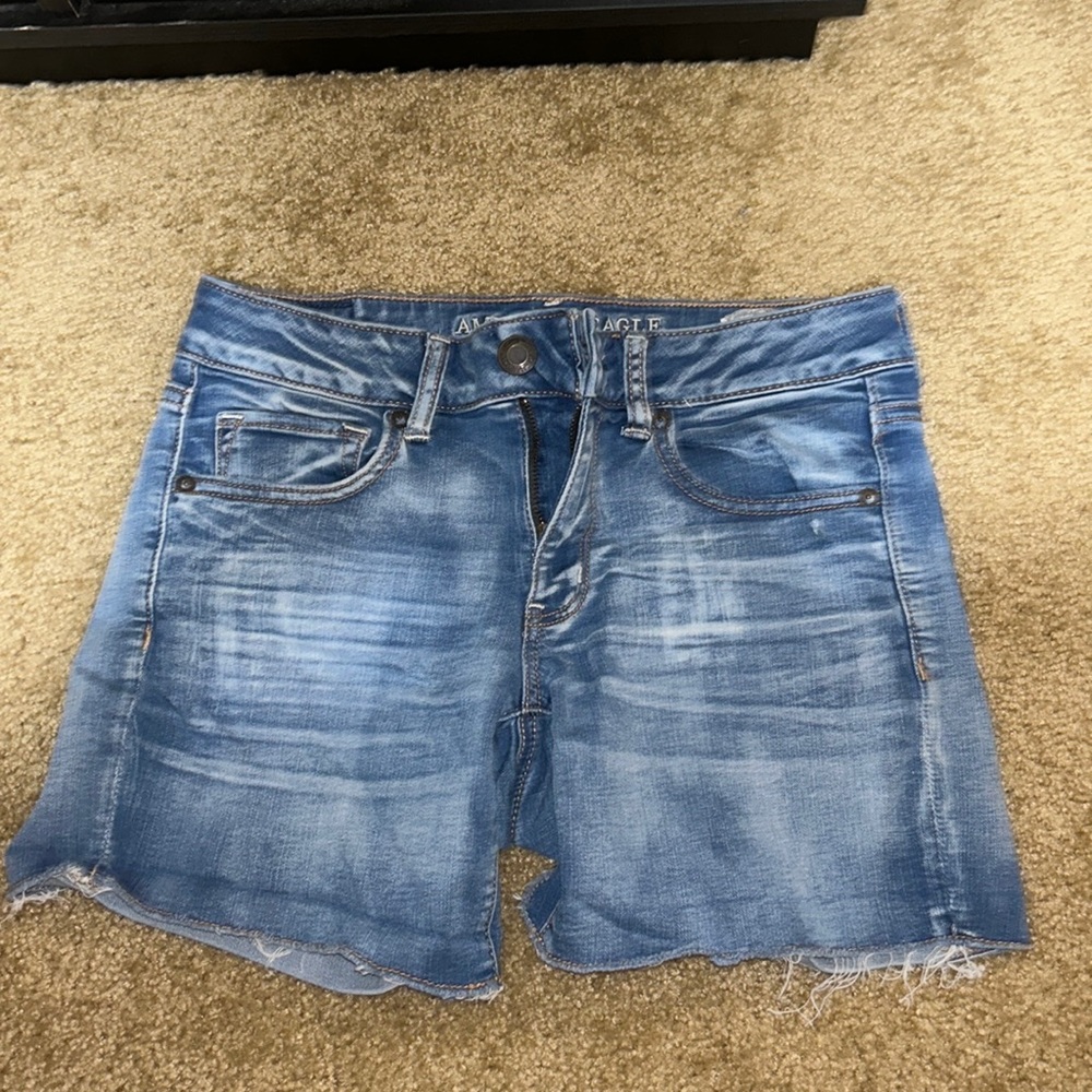 Women’s light wash jean shorts